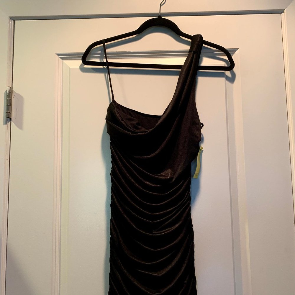 Asymmetric Shoulder Mermaid Gown